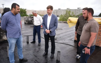 В пострадавшем от БПЛА доме в Оренбурге завершают ремонт кровли