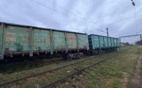 В Оренбурге при маневровых работах с рельсов сошли два вагона с металлом