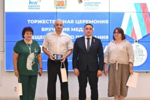 В Оренбурге отцам участников СВО вручили медали общественного признания