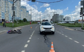 В Оренбурге автомобиль сбил подростков на электросамокате
