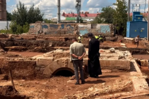 На набережной Урала в Оренбурге нашли фундаменты казарм и некрополь