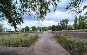 В Бугуруслане завершают обновление сквера «Комсомольский»