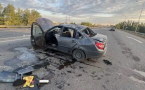 На загородном шоссе водитель Лады врезался в ограждение