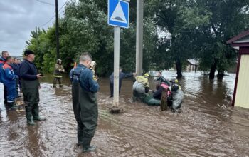 Спасатели вывозят людей из затопленных кварталов Бугуруслана