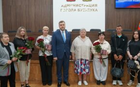 В Бузулуке семьям погибших участников СВО передали ордена Мужества