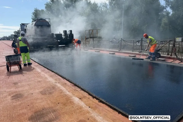 На мосту через Сакмару в Оренбурге начали укладывать асфальт