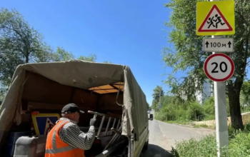 В Оренбурге устанавливают новые дорожные знаки и светофоры