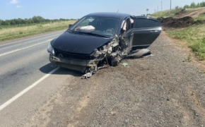 Эвакуатор с автомобилем опрокинулся под Оренбургом