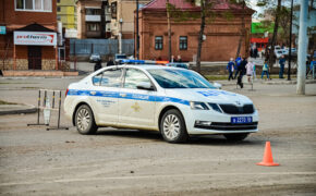 В Орске водитель едва не сбил детей, пытаясь скрыться через детскую площадку