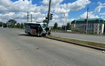 В Оренбурге автобус врезался в столб: пострадали четыре человека