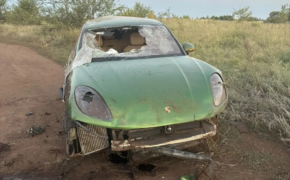 В Оренбурге Porsche съехал в кювет и опрокинулся