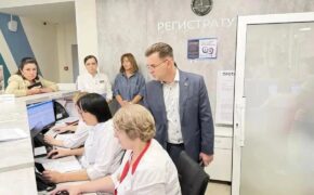 В обновленной поликлинике Оренбурга проверили работу регистратуры и электронной записи