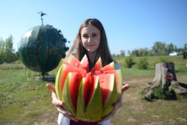 Оренбуржцам рассказали, как выбрать спелый и безопасный арбуз