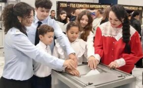 Многодетная семья Казарян из Бузулукского района пришла на избирательный участок