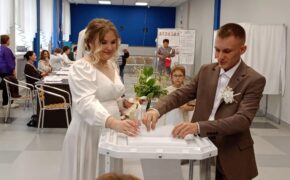 Молодожёны из Адамовского района проголосовали в день свадьбы
