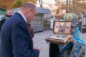 В Оренбурге встретили частицу пояса Пресвятой Богородицы