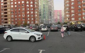 В Оренбурге 10-летний мальчик на самокате попал под машину