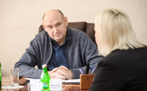 Солнцев поручил найти хирурга для больницы в Кваркено и помочь семье участника СВО